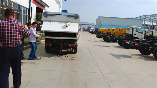 內(nèi)蒙客商正在參觀五十鈴<a href=http://www.kmkyu.com/saoluche/ target=_blank class=infotextkey>掃路車(chē)</a>