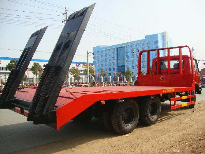 山西東營客戶在我廠定購的東風后八輪平板運輸車準備發(fā)車