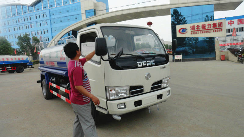 正在給5噸<a href=http://www.kmkyu.com/ssc target=_blank class=infotextkey>灑水車</a>做出廠前準備