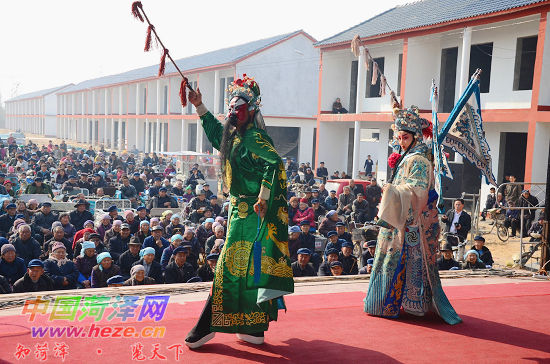 “人大代表號”大型流動<a href=http://www.kmkyu.com/wtc/ target=_blank class=infotextkey>舞臺車</a>駛進李村鎮