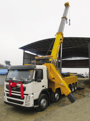 昨日,目前國內最大噸位的道路<a href=http://www.kmkyu.com/qzc/ target=_blank class=infotextkey>清障車</a>正式“落戶”貴陽。該清障車車價近300萬元,集吊裝、拖車于一體,最大起吊高度13.2米,最大拖牽重量54噸,最大起吊重量60噸,可安全快速地對交通事故中側翻的重型貨車、重型<a href=http://www.kmkyu.com/ygc/ target=_blank class=infotextkey>油罐車</a>等進行起吊、救援和拖運,及時恢復現場交通。曾秦 攝